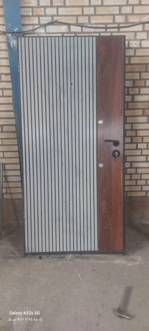 درب چوبی با چهارچوب ماکان نقره ای نمای پشت