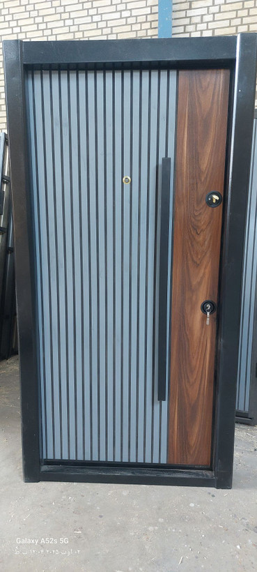 درب ضد سرقت ماکان نقره ای با خطوط عمودی