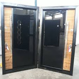 درب با چهارچوب و نصب شده