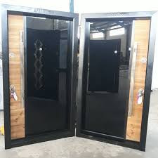 درب با چهارچوب و نصب شده