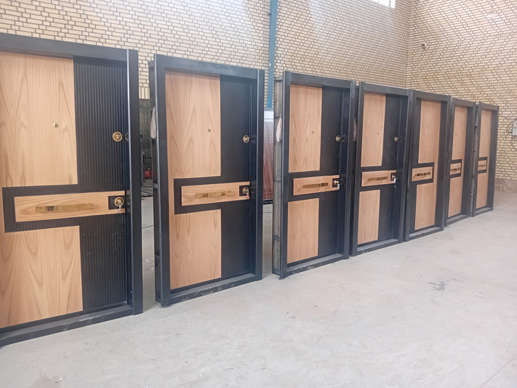 در ضدسرقت با دستگیره طلایی درب ضدسرقت مشکی و گردویی